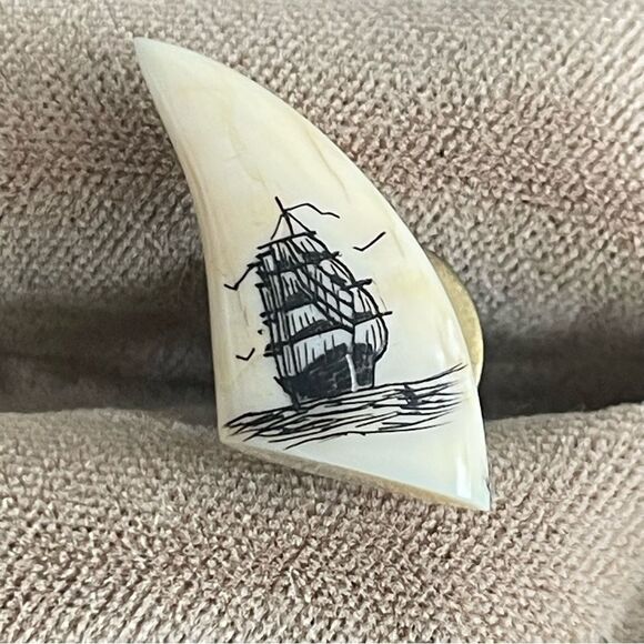 Vintage whale tooth scrimshaw boat ivory gold tone - Picture 1 of 3